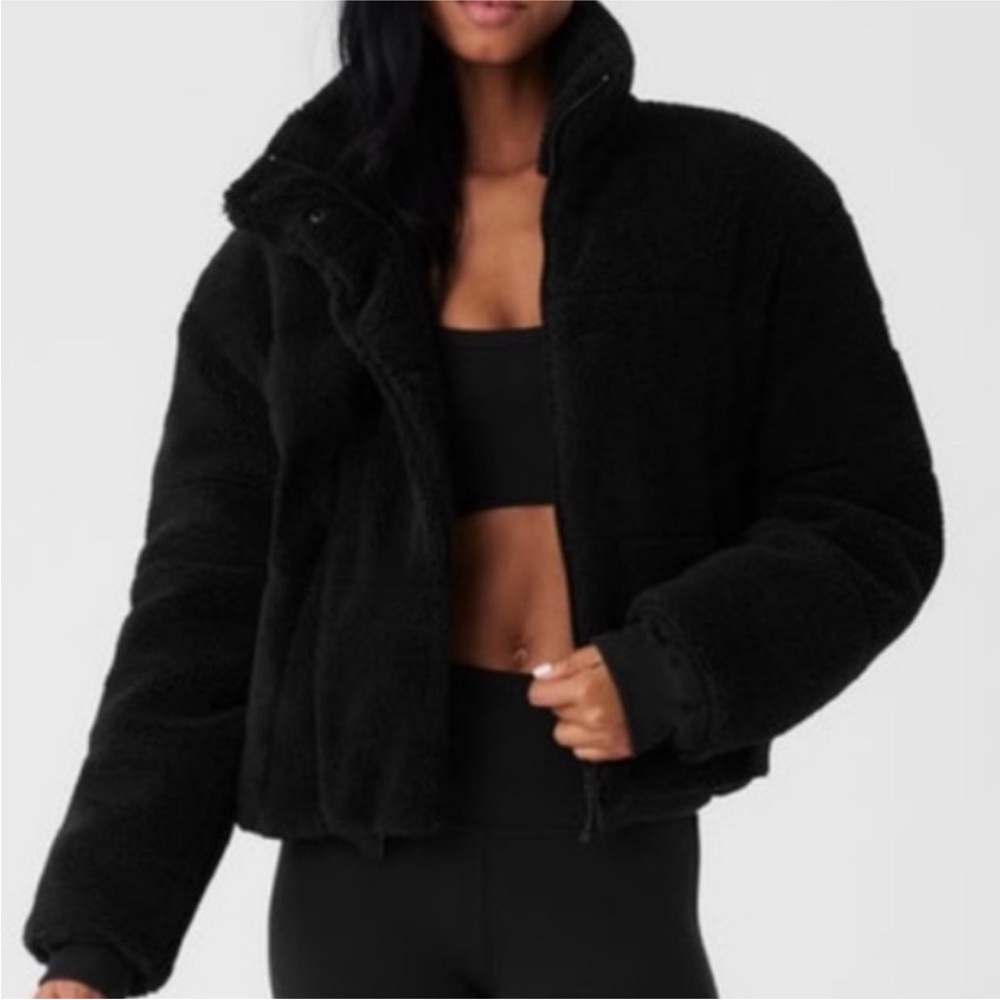 Alo Yoga Snow Angel Sherpa Puffer in black